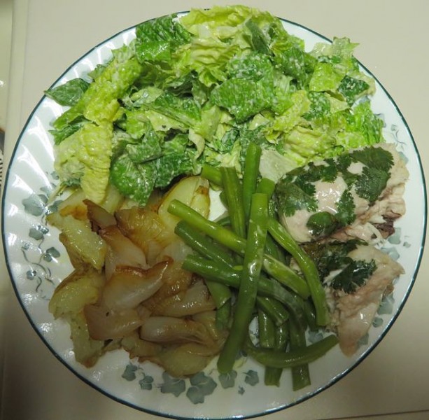 What a better way to end a Sunday then with a tasty backed potato smothered by BBQ'd onion and dorado cooked with a layer of cilantro and lime accompanied by steamed green beans and a very tasty caeasar salad.