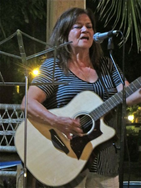 It was great to hear Bonnie pick up a guitar and sing a few tunes.