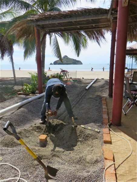 I nthis photo you can see that the small palapa is now completed.  Weel...not quite, I want a few more palmas strategicly placed here and there